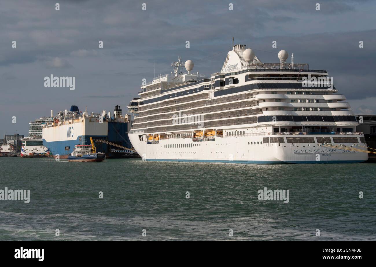 Southampton, England, Großbritannien. 2021. Handelsschifffahrt am Liegeplatz und Hafenausschreibung im Gange Transport von Abfällen und Recycling von Schiffen im Hafen zu recyceln. Stockfoto