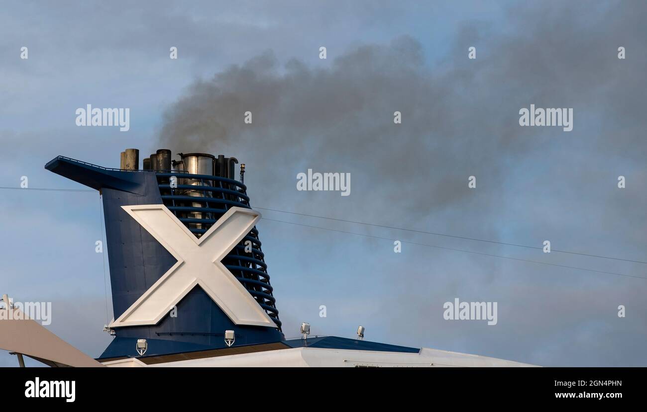 Southampton, England, Großbritannien. 2021. Schiffstrichter und Rohr, die schwarzen Rauch in einen blauen Himmel freisetzen. Stockfoto