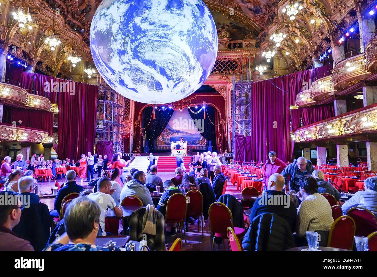 Inside Blackpool Tower Ballroom, Blackpool, Lancashire, England, Großbritannien Stockfoto