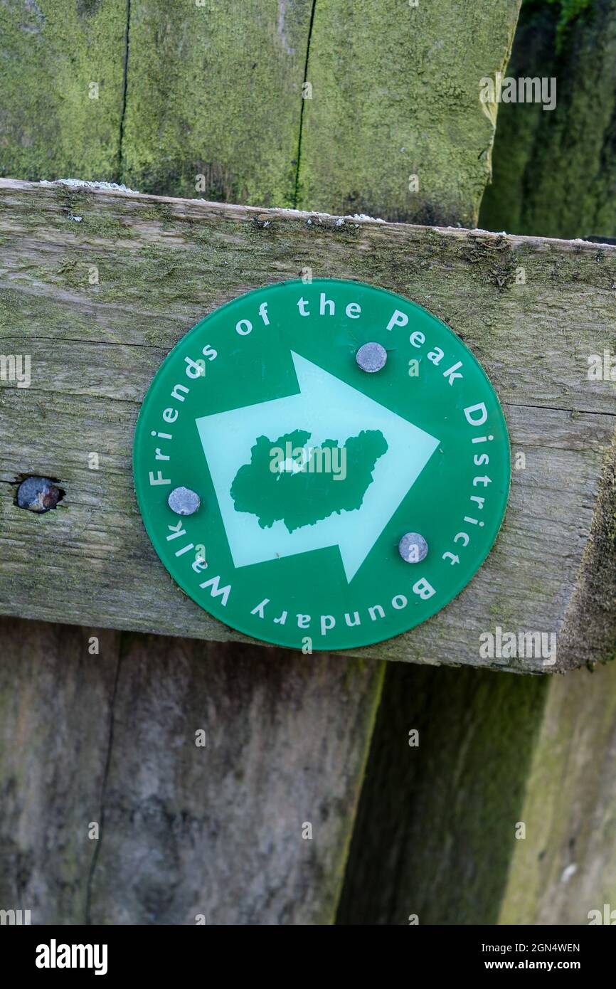 Ein Schild für den „Friends of the Peak District Boundary Walk“, der der Grenze zum Peak District National Park folgt, England, Großbritannien Stockfoto