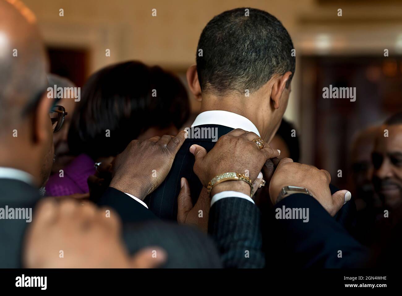 6. April 2010"vor einem Gebetsfrühstück traf sich der Präsident privat mit Geistlichen im Blauen Raum im Weißen Haus. Am Ende des Treffens wurde ein letztes Gebet gehalten, während sie sich gegenseitig die Schultern hielten." (Offizielles Foto des Weißen Hauses von Pete Souza) Dieses offizielle Foto des Weißen Hauses wird nur zur Veröffentlichung durch Nachrichtenorganisationen und/oder zum persönlichen Druck durch die Betreffzeile(en) des Fotos zur Verfügung gestellt. Das Foto darf in keiner Weise manipuliert werden und darf nicht in kommerziellen oder politischen Materialien, Werbung, E-Mails, Produkten oder Werbeaktionen verwendet werden Stockfoto
