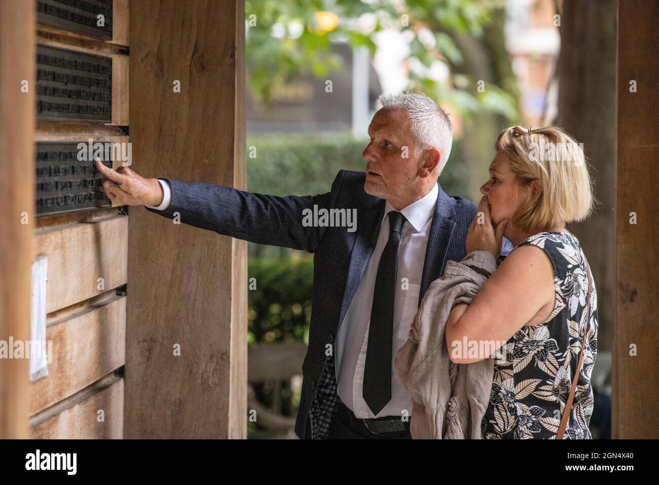 Familien zollen am 20. Jahrestag der Terroranschläge von 9/11 im September 11 Memorial Garden auf dem Londoner Grosvenor Square ihren Respekt. Stockfoto