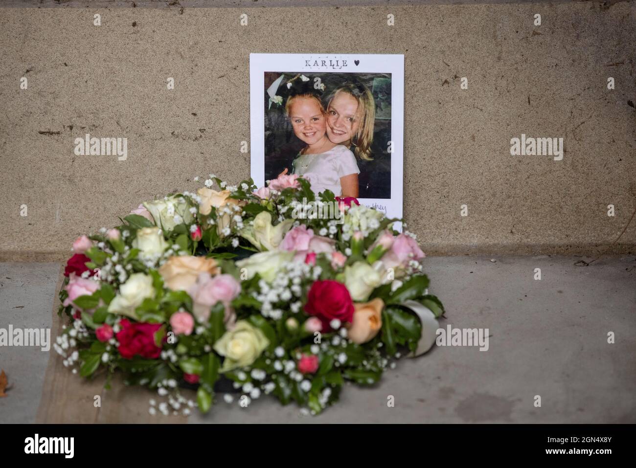 Familien zollen am 20. Jahrestag der Terroranschläge von 9/11 im September 11 Memorial Garden auf dem Londoner Grosvenor Square ihren Respekt. Stockfoto