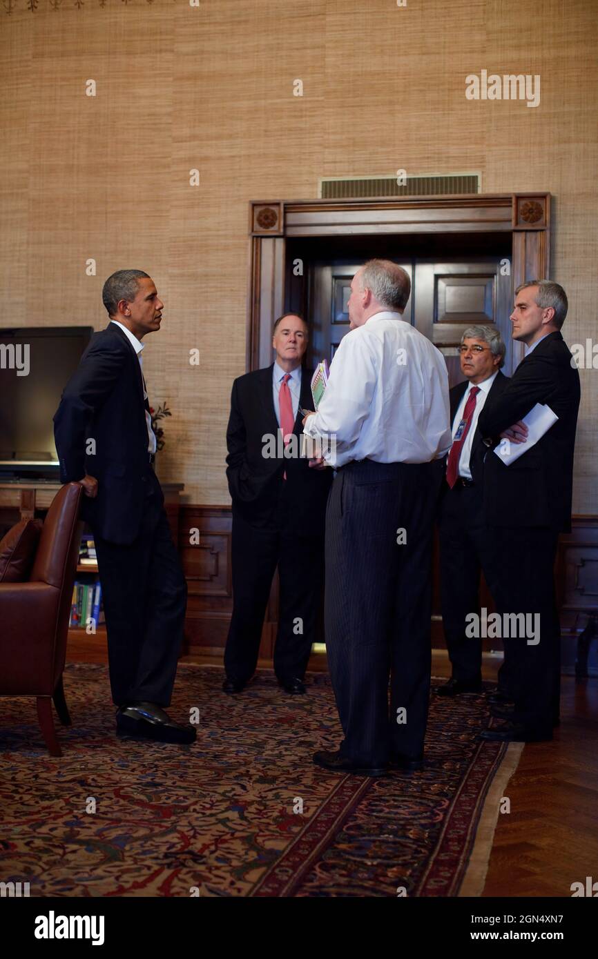 1. Oktober 2010'die meisten Mitarbeiter des Weißen Hauses hatten sich auf dem Truman-Balkon versammelt, um sich von dem scheidenden Stabschef Rahm Emanuel zu verabschieden. Aber die nationalen Sicherheitskräfte mussten den Präsidenten in den Vertragsraum ziehen, um ihm einen aktuellen Stand über die terroristischen Bedrohungen in Europa zu geben.“ (Offizielles Foto des Weißen Hauses von Pete Souza) Dieses offizielle Foto des Weißen Hauses wird nur zur Veröffentlichung durch Nachrichtenorganisationen und/oder zum persönlichen Druck durch die Betreffzeile(en) des Fotos zur Verfügung gestellt. Das Foto darf in keiner Weise manipuliert werden und darf nicht in kommerziellen oder politischen Materialien verwendet werden Stockfoto