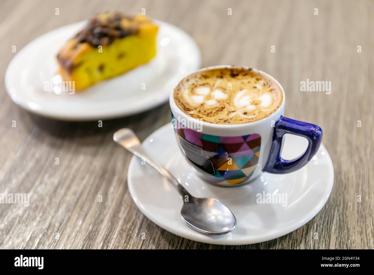 Tasse italienischen Espresso mit einer blumenförmigen Verschönung im Milchschaum. Stockfoto