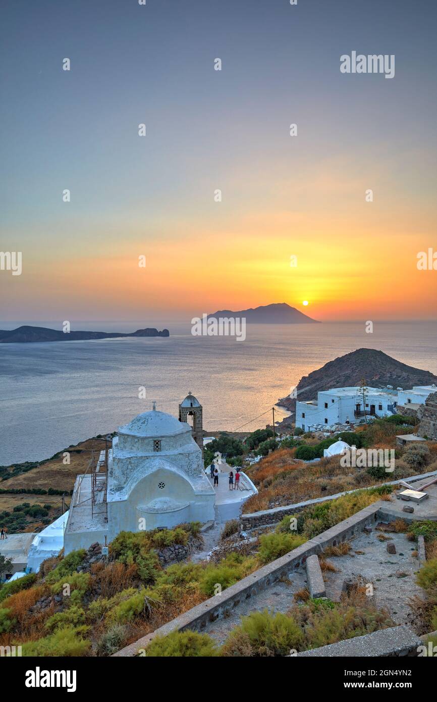 Panagia Thalassitra Kirche von der Plaka Burg bei Sonnenuntergang, Milos Insel, Griechenland Stockfoto