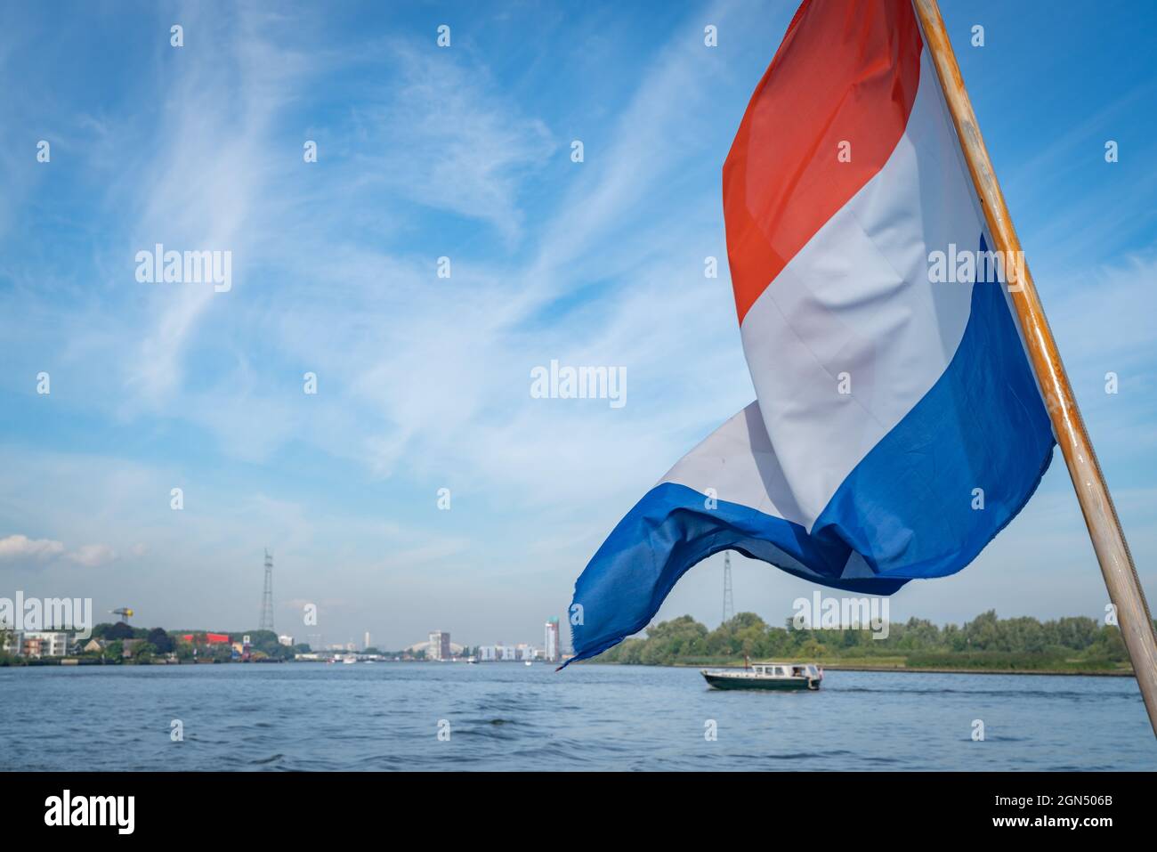 Niederländische Flagge weht im Wind auf dem Heck der Flussfähre auf der New Mause River, Rotterdam Niederlande. Stockfoto