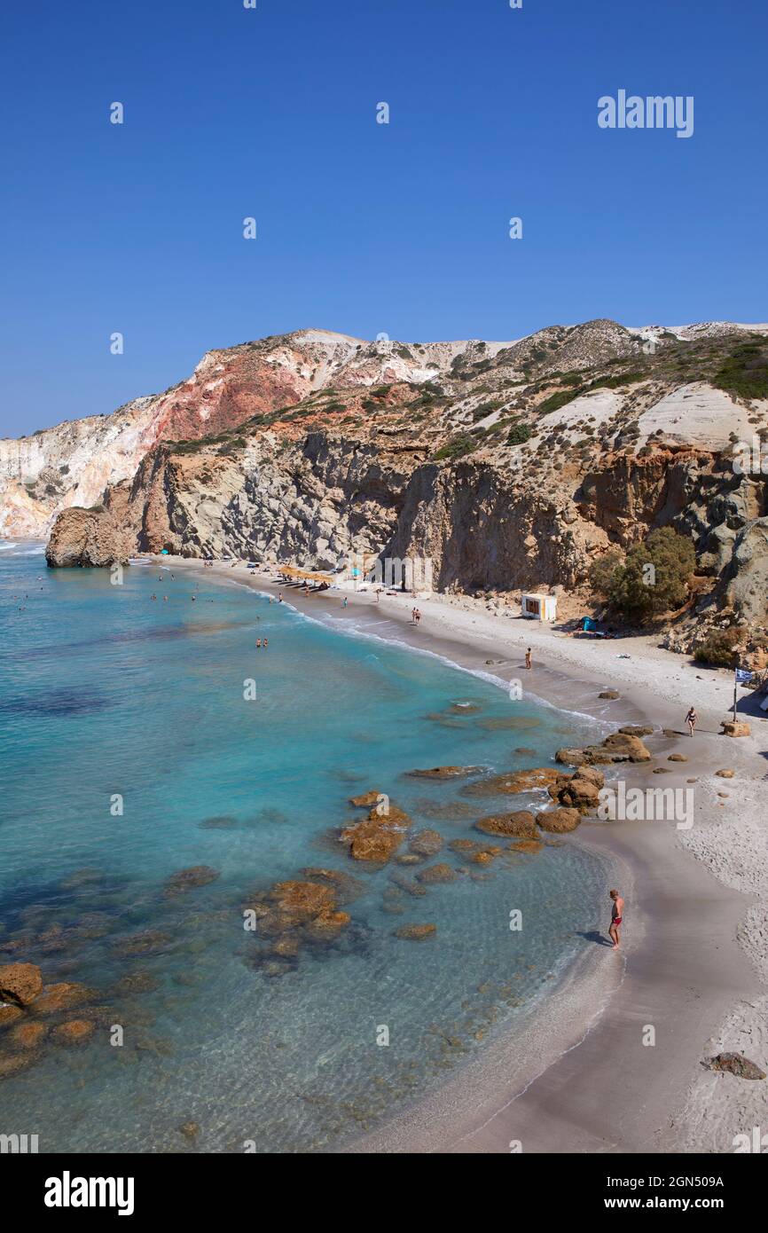 Erhöhter Blick auf den Strand von Fyrinaka, Milos, Griechenland Stockfoto
