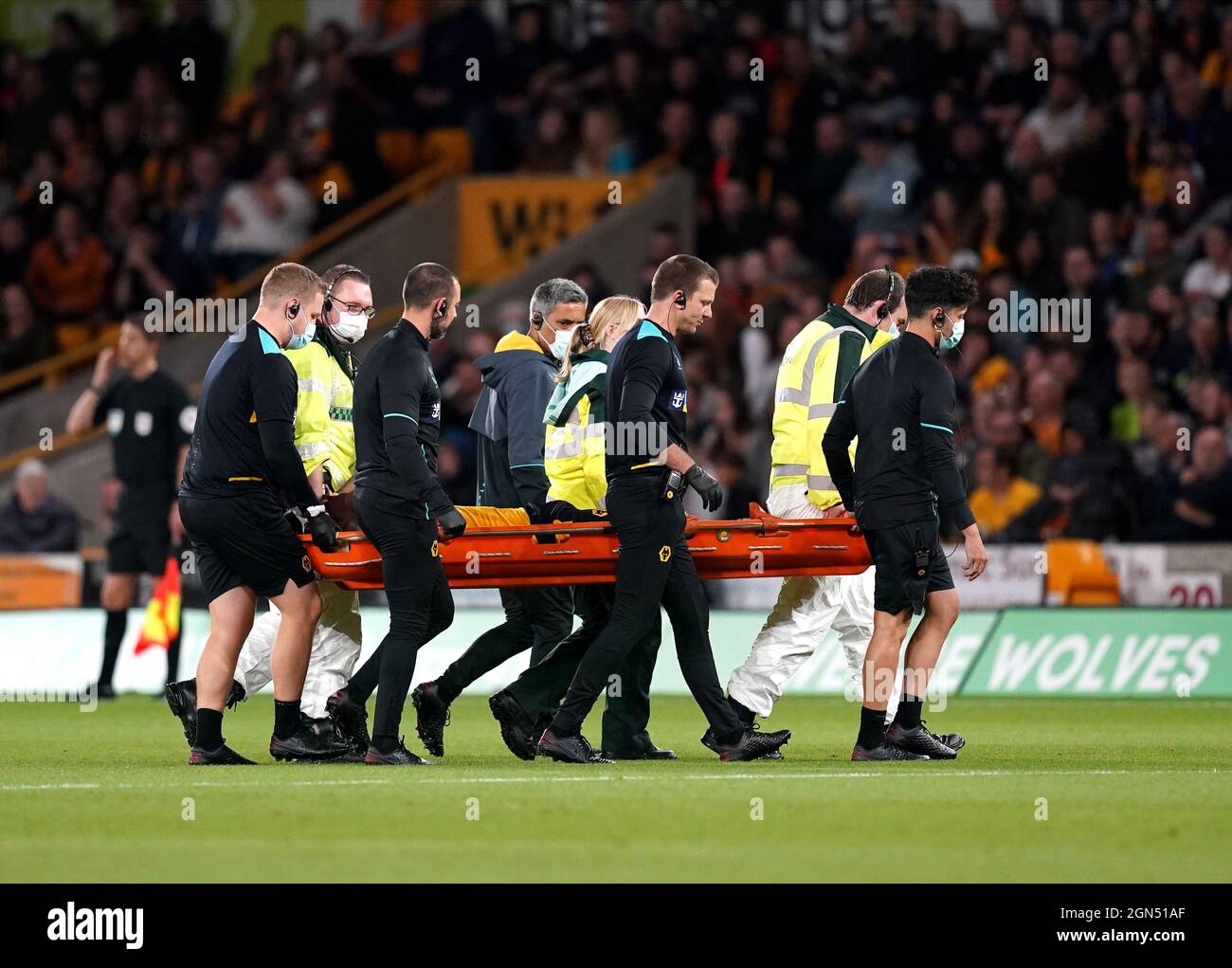 Yerson Mosquera von Wolverhampton Wanderers ist beim dritten Spiel des Carabao Cup im Molineux Stadium in Wolverhampton mit einer Verletzung vom Spielfeld abgekommen. Bilddatum: Mittwoch, 22. September 2021. Stockfoto