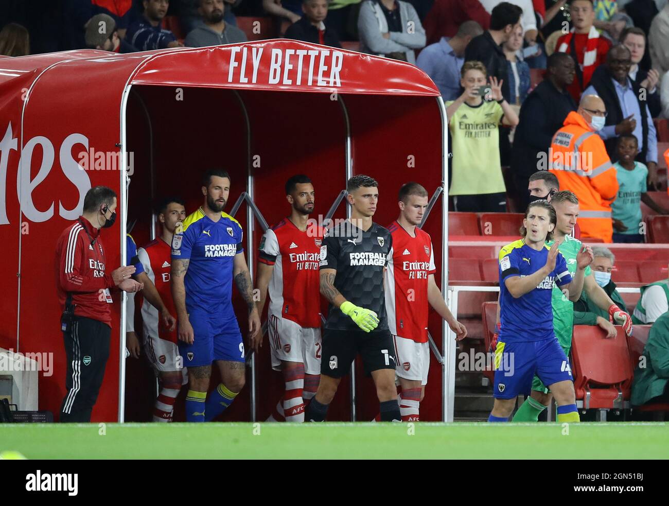 London, England, 22. September 2021. Wimbledon, angeführt von Alex Woodyard, betreten das Stadion während des Carabao Cup-Spiels im Emirates Stadium, London. Bildnachweis sollte lauten: David Klein / Sportimage Kredit: Sportimage/Alamy Live News Stockfoto