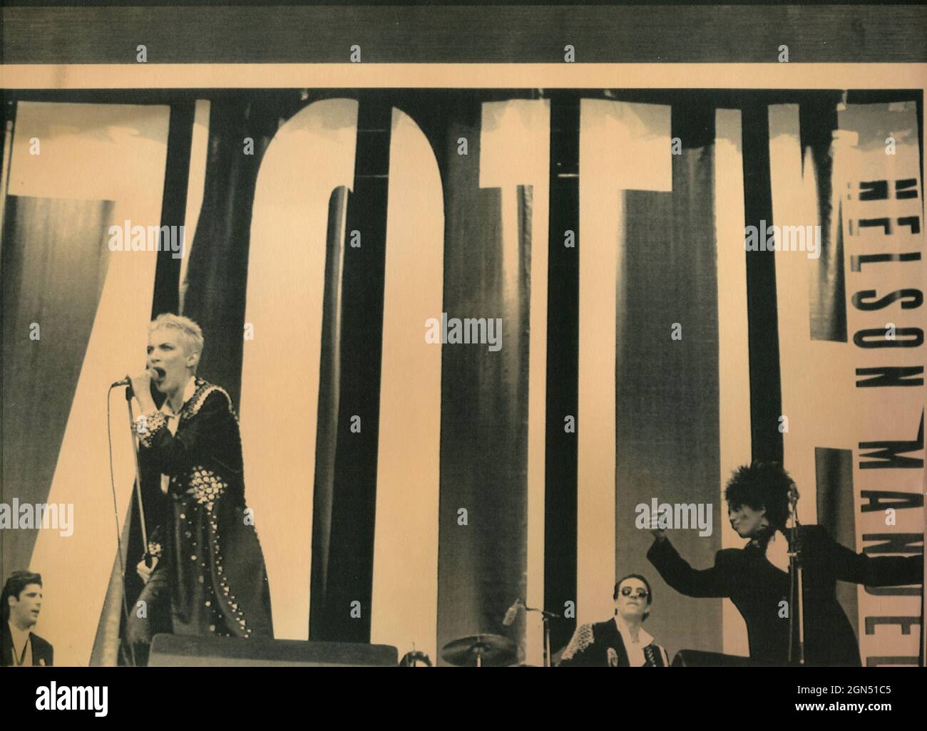 Die schottische Musikerin Annie Lennox bei einem Konzert, 1989 Stockfoto