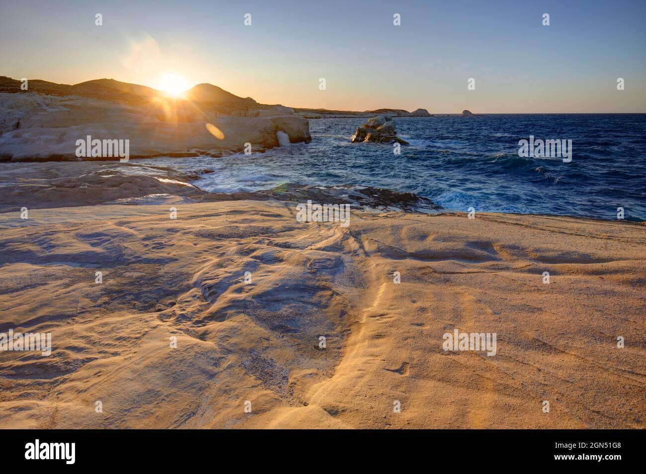 Die weißen Klippen von Sarakiniko Beach bei Sonnenuntergang, Milos, Griechenland Stockfoto