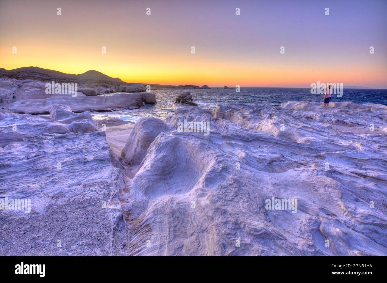 Die weißen Klippen von Sarakiniko Beach bei Sonnenuntergang, Milos, Griechenland Stockfoto