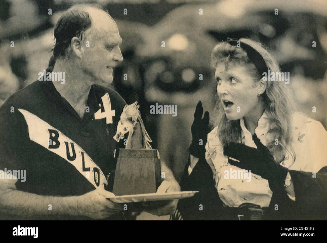 Major Ronald Fergusson nimmt von seiner Tochter, der Herzogin von York, 1989, eine Polo-Trophäe entgegen Stockfoto