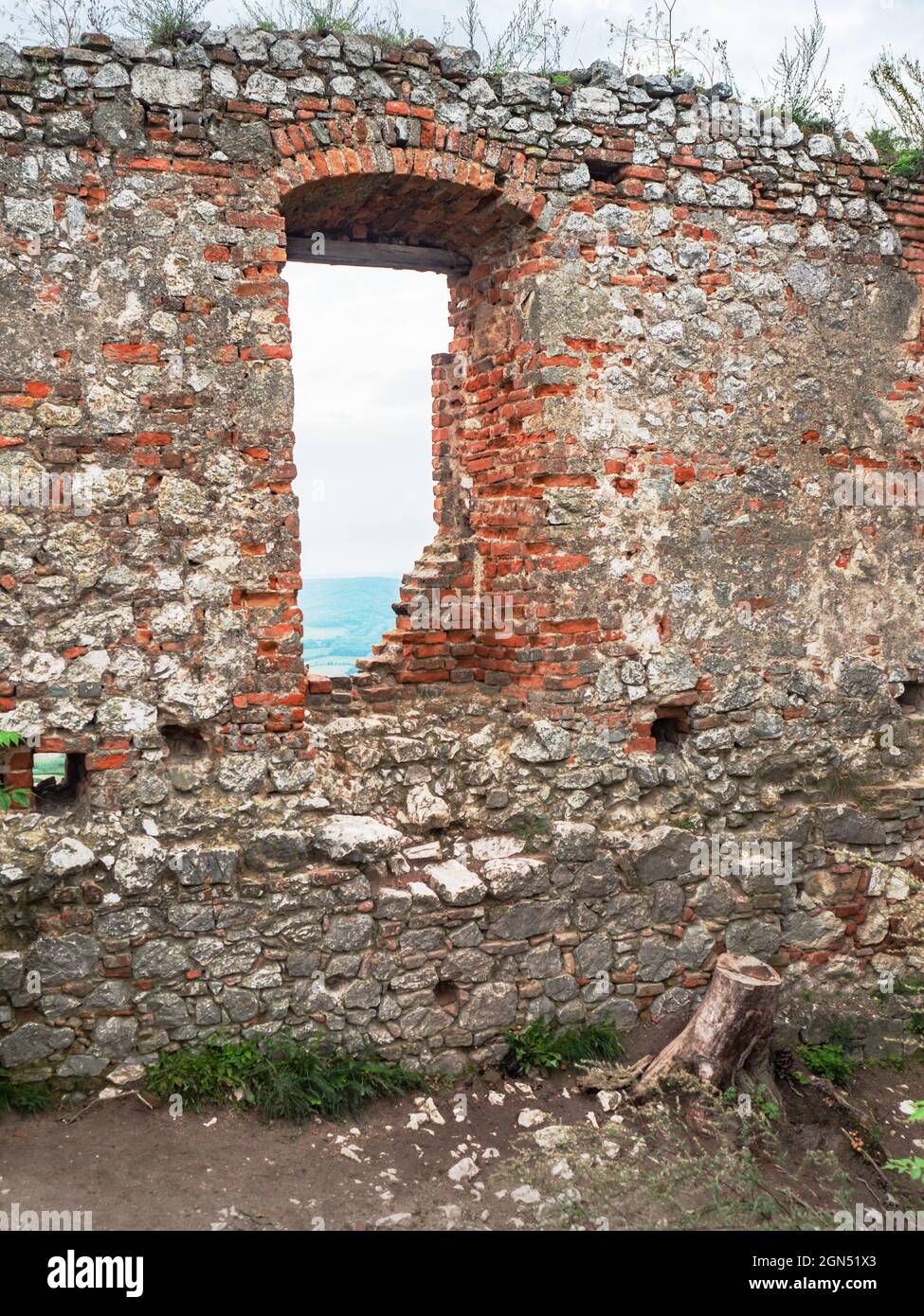 Blick durch das Fenster der Devicky Ruine in die Landschaft des Nove Mlyny Damms, der Region Pavlov und Lednice. Südmähren, Tschechien Stockfoto