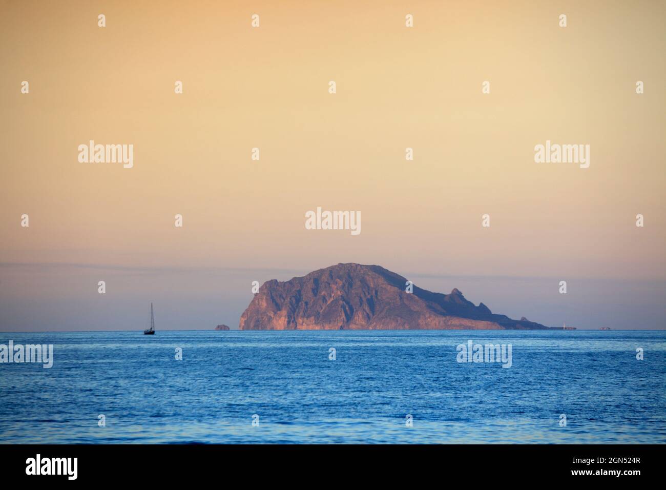 Panarea Insel gesehen von Salina, Äolischen Inseln, Sizilien, Italien Stockfoto