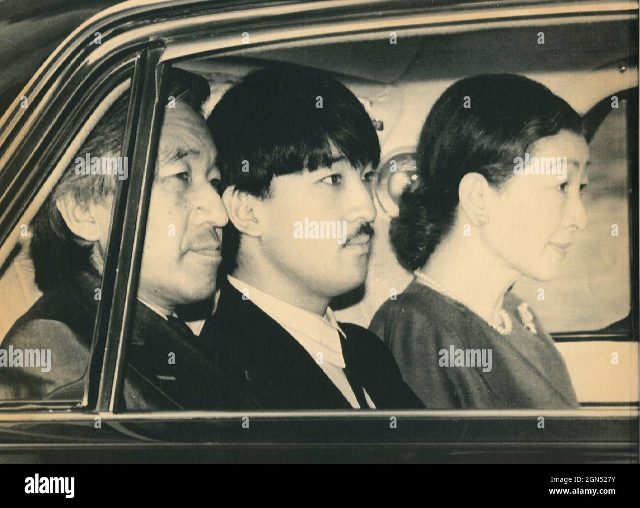 Der japanische Kaiser Akihito und die Kaiserin Michiko mit ihrem Sohn, 1989 Stockfoto