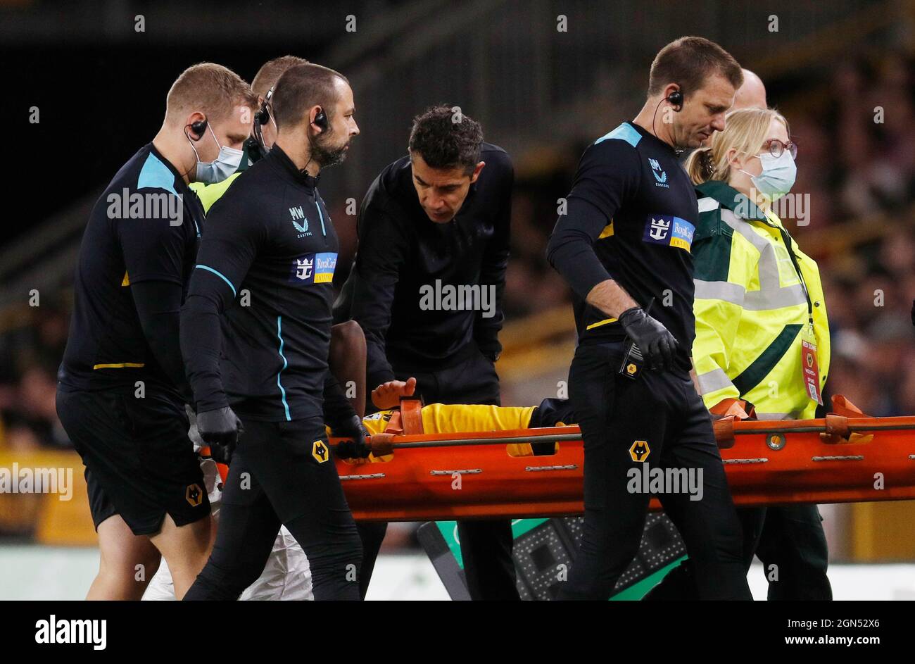 Wolverhampton, England, 22. September 2021. Bruno Lage-Manager von Wolves überprüft Yerson Mosquera, während er während des Carabao Cup-Spiels in Molineux, Wolverhampton, auf die Bahre gebracht wird. Bildnachweis sollte lauten: Darren Staples / Sportimage Credit: Sportimage/Alamy Live News Stockfoto