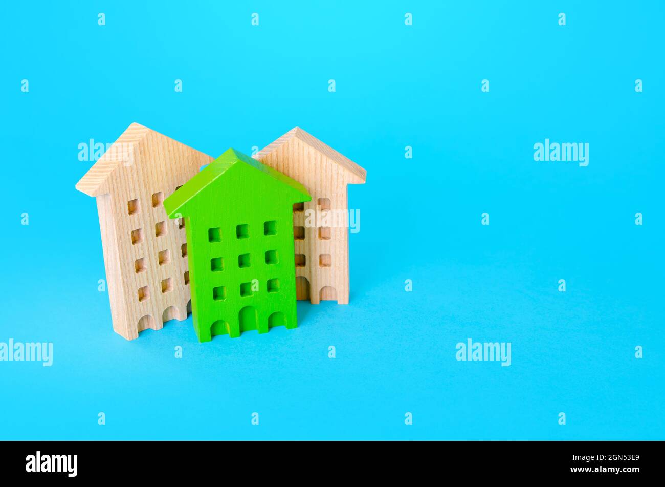 Grünes Wohngebäude zwischen Häusern. Umweltfreundlich, energieeffizient. Neue Richtlinien und Standards für nachhaltiges Bauen. Suchen Sie nach der besten Option Stockfoto