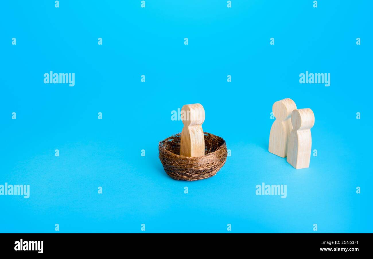 Die Leute schauen auf einen Mann in einem Vogelnest. Introvertiertes Konzept. Sicherheit und Sicherheit. Imaginäre Sicherheit. Lebens- und Krankenversicherung. Inaktiv Stockfoto