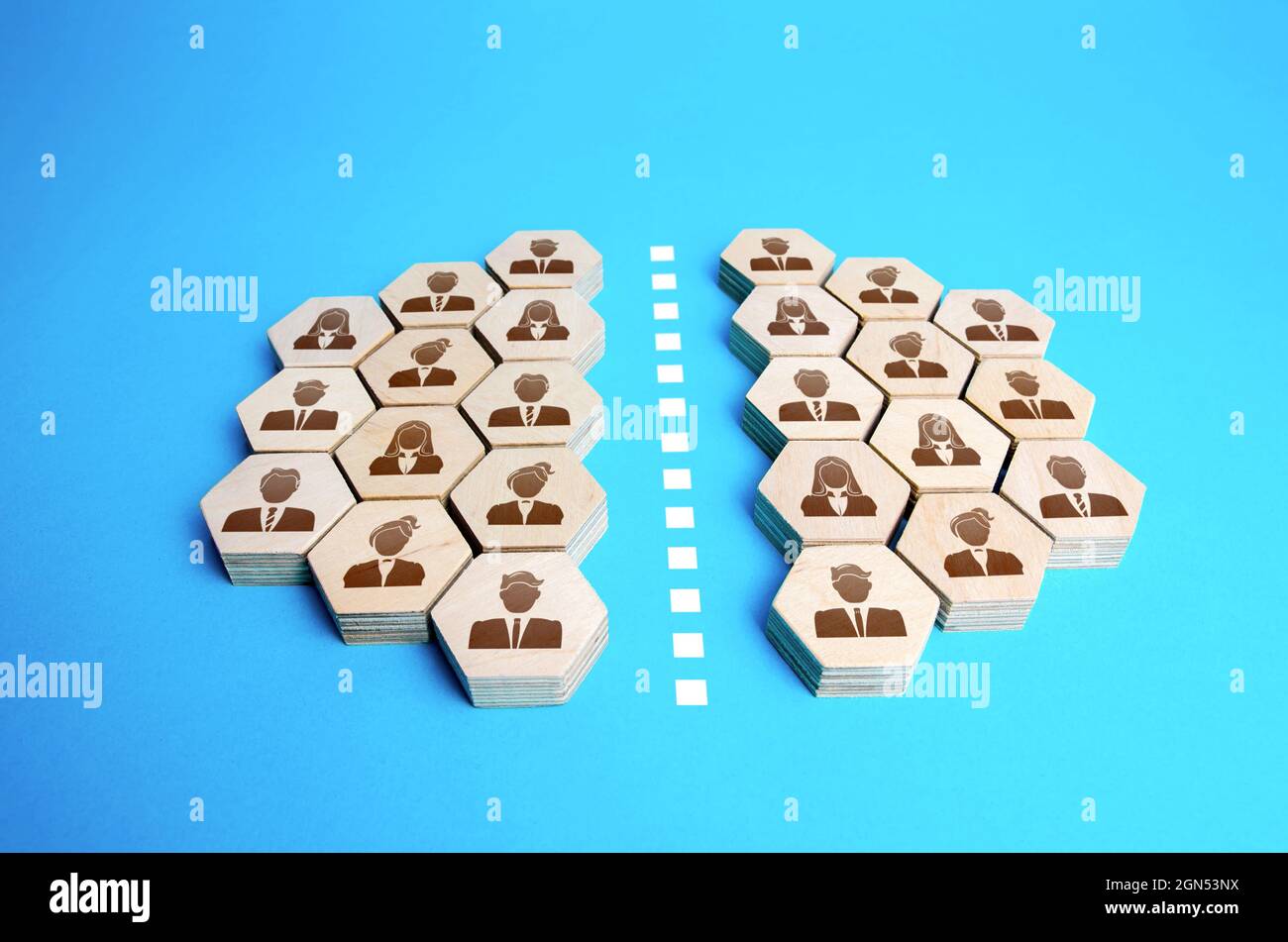 Die Menschen wurden in zwei Gruppen eingeteilt. Community aufgeteilt. Konfliktlösung. Verletzung der Integrität. Meinungsverschiedenheiten in der Öffentlichkeit. Zusammenführen zu einer Organisation Stockfoto