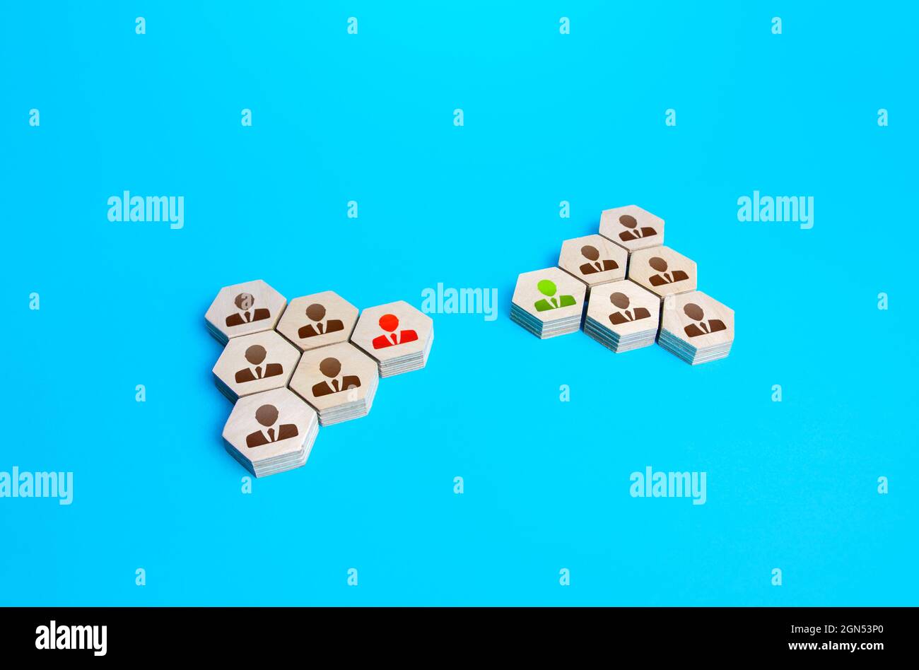 Zwei rivalisierende Gruppen von Geschäftsleuten. Konkurrenz. Konfliktlösung durch Verhandlungen und Kompromissfindung. Konkurrierende Clans. Interethnisch Stockfoto