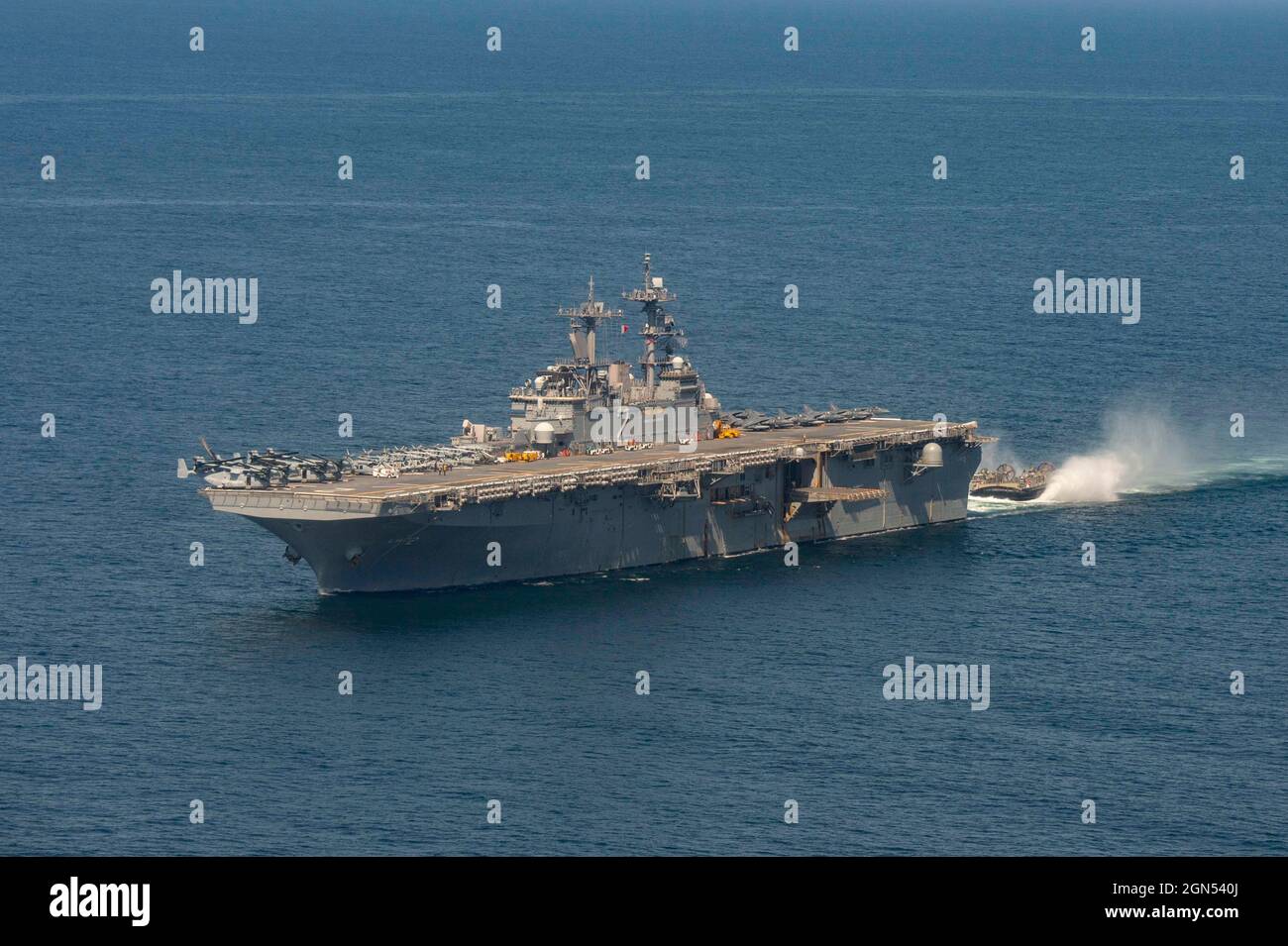 Pazifischer Ozean, Auf See. 26. März 2021. Ein US Marine Corps LCAC Hovercraft bereitet sich darauf vor, das Brunnendeck des amphibischen Sturmschiffs USS Essex der Wasp-Klasse zu betreten, das am 26. März 2021 Routineoperationen im Pazifischen Ozean durchführt. Kredit: MC3 Tyler Diffie/U.S. Navy/Alamy Live News Stockfoto