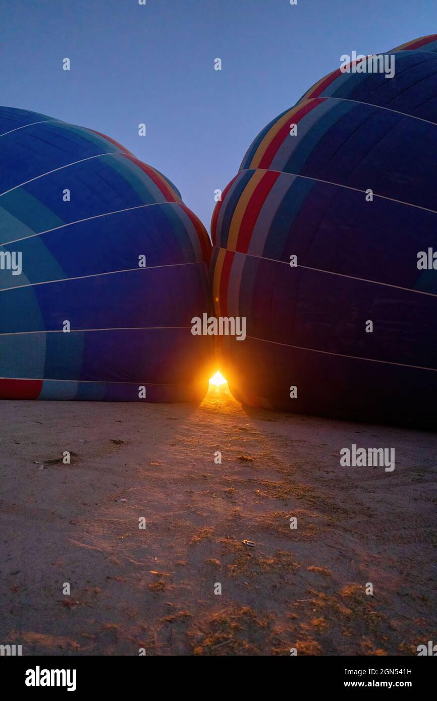 Ein Feuer, das in die Heißluftballons oder einen neu aufgeblasenen Ballon in der Morgenschwärze in der kappadokien in der Türkei gefüllt wird Stockfoto