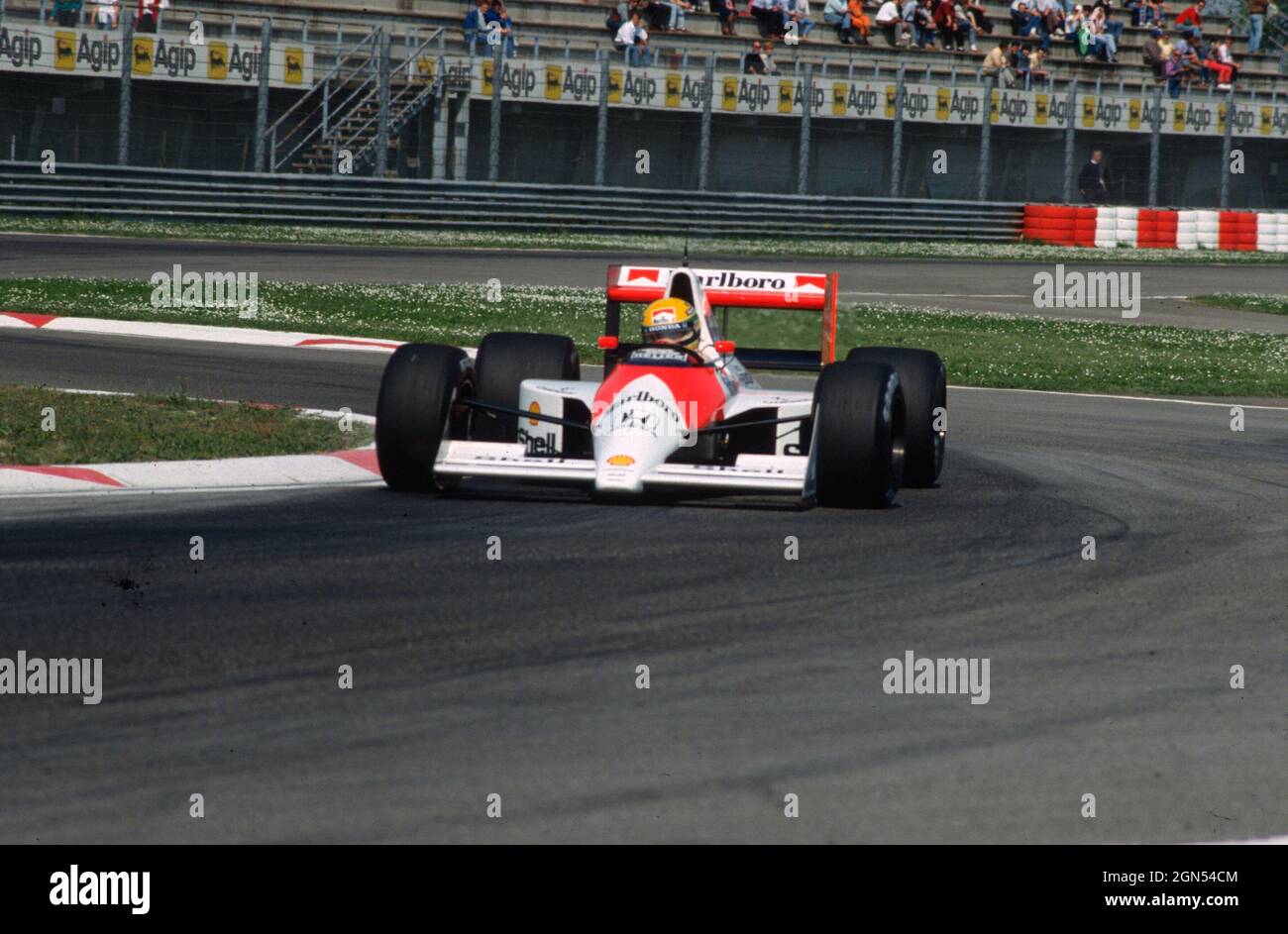 Imola, April 1990: Ayrton Senna auf McLaren MP4/5b beim freien Training auf der Imola-Rennstrecke in Vorbereitung auf den Großen Preis von San Marino. Italien Stockfoto