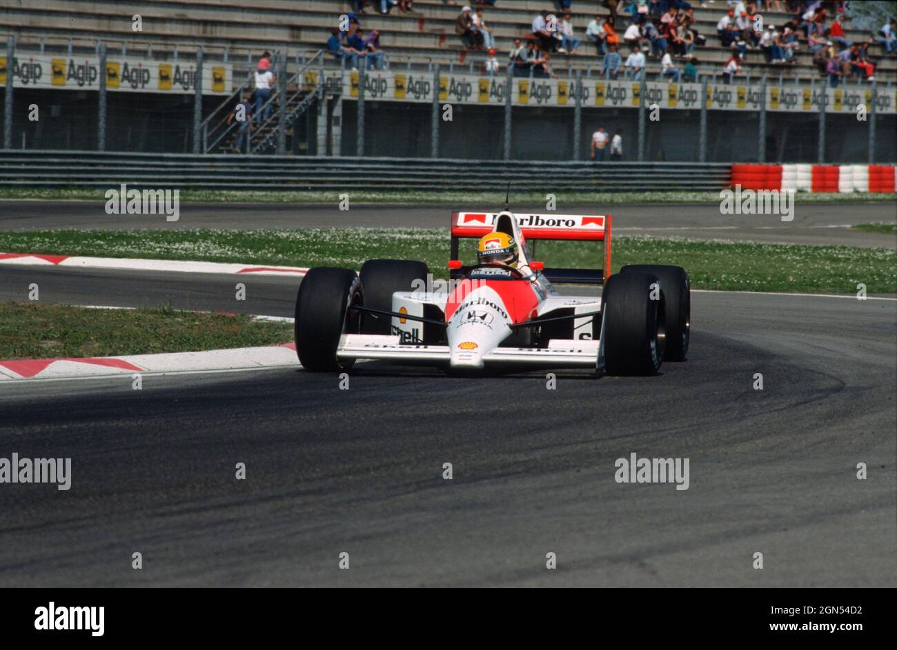Imola, April 1990: Ayrton Senna auf McLaren MP4/5b beim freien Training auf der Imola-Rennstrecke in Vorbereitung auf den Großen Preis von San Marino. Italien Stockfoto