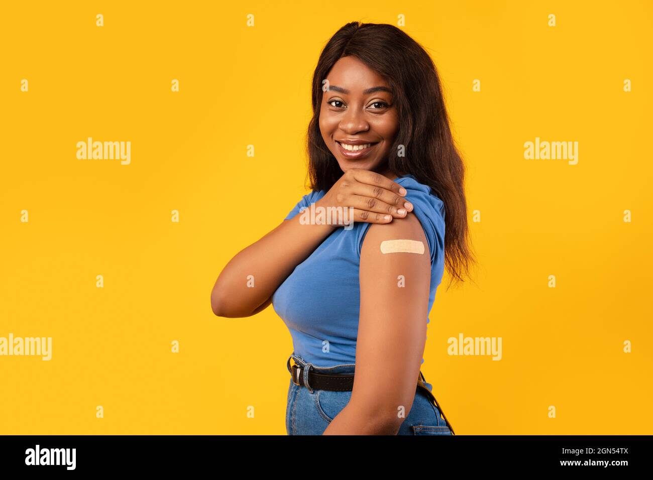 Heitere Geimpfte Afrikanerin Zeigt Arm Nach Impfstoffeinspritzung, Studio Stockfoto