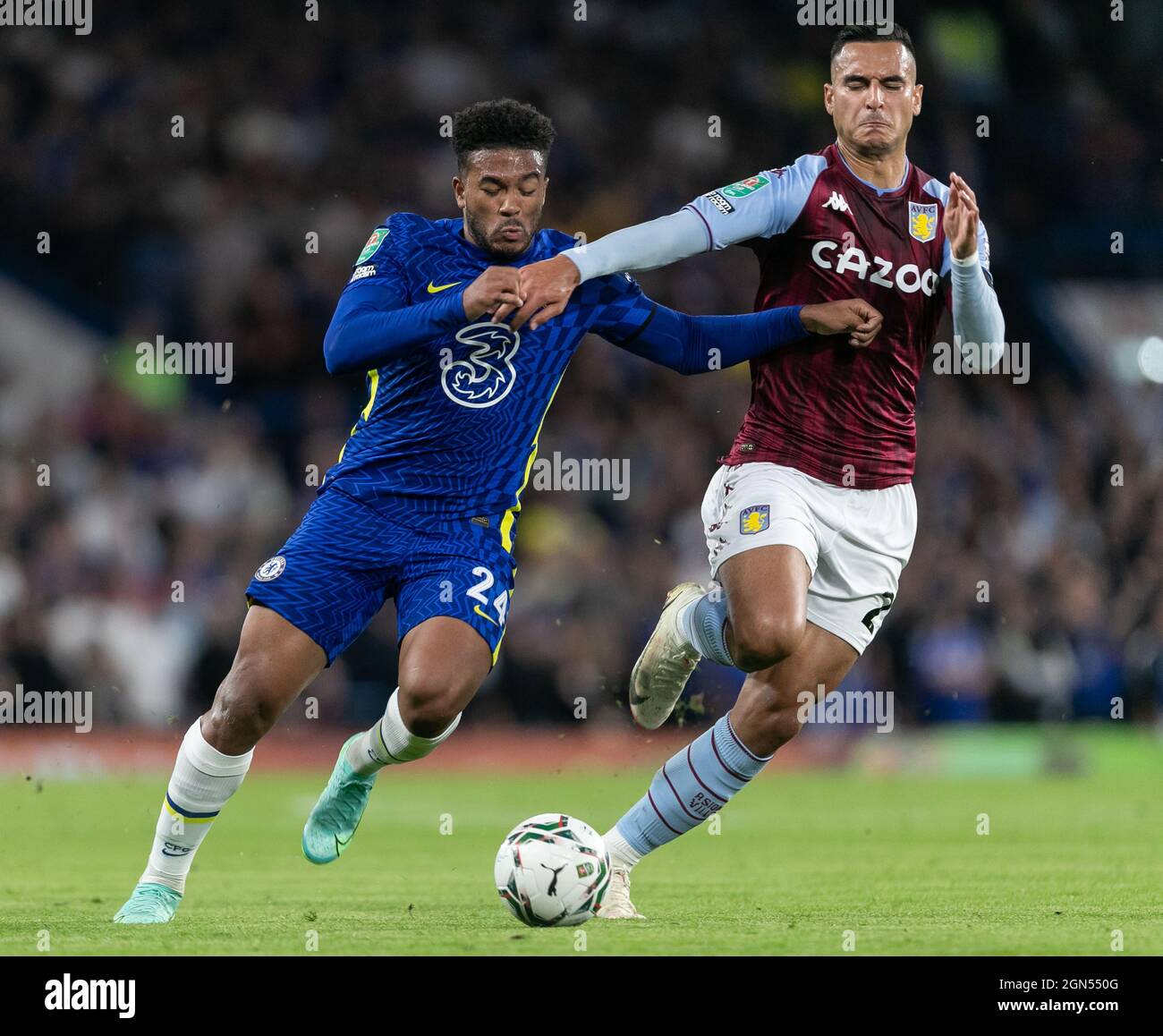 LONDON, GROSSBRITANNIEN. 22. SEPTEMBER: Reece James von Chelsea und Anwar El Ghazi von Aston Villa treten am Mittwoch, den 22. September 2021, beim Carabao Cup-Spiel zwischen Chelsea und Aston Villa in Stamford Bridge, London, um den Ball an. (Kredit: Juan Gasparini | MI Nachrichten) Kredit: MI Nachrichten & Sport /Alamy Live Nachrichten Stockfoto