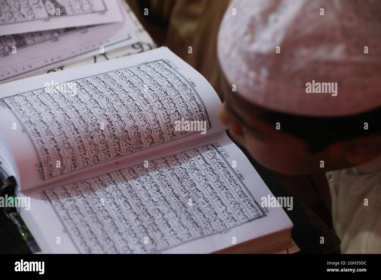 Nicht exklusiv: Muslimische Schüler lernen, den Koran in einer 'Madrasa', einer religiösen Schule für das Studium des Islam, nach mehreren Monaten Covid zu rezitieren Stockfoto