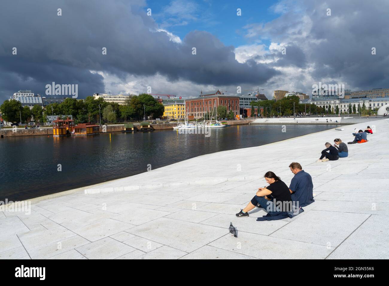 Oslo, Norwegen. September 2021. Einige Leute sitzen im Raum gegenüber der Norwegischen Oper und dem Ballett im Stadtzentrum Stockfoto