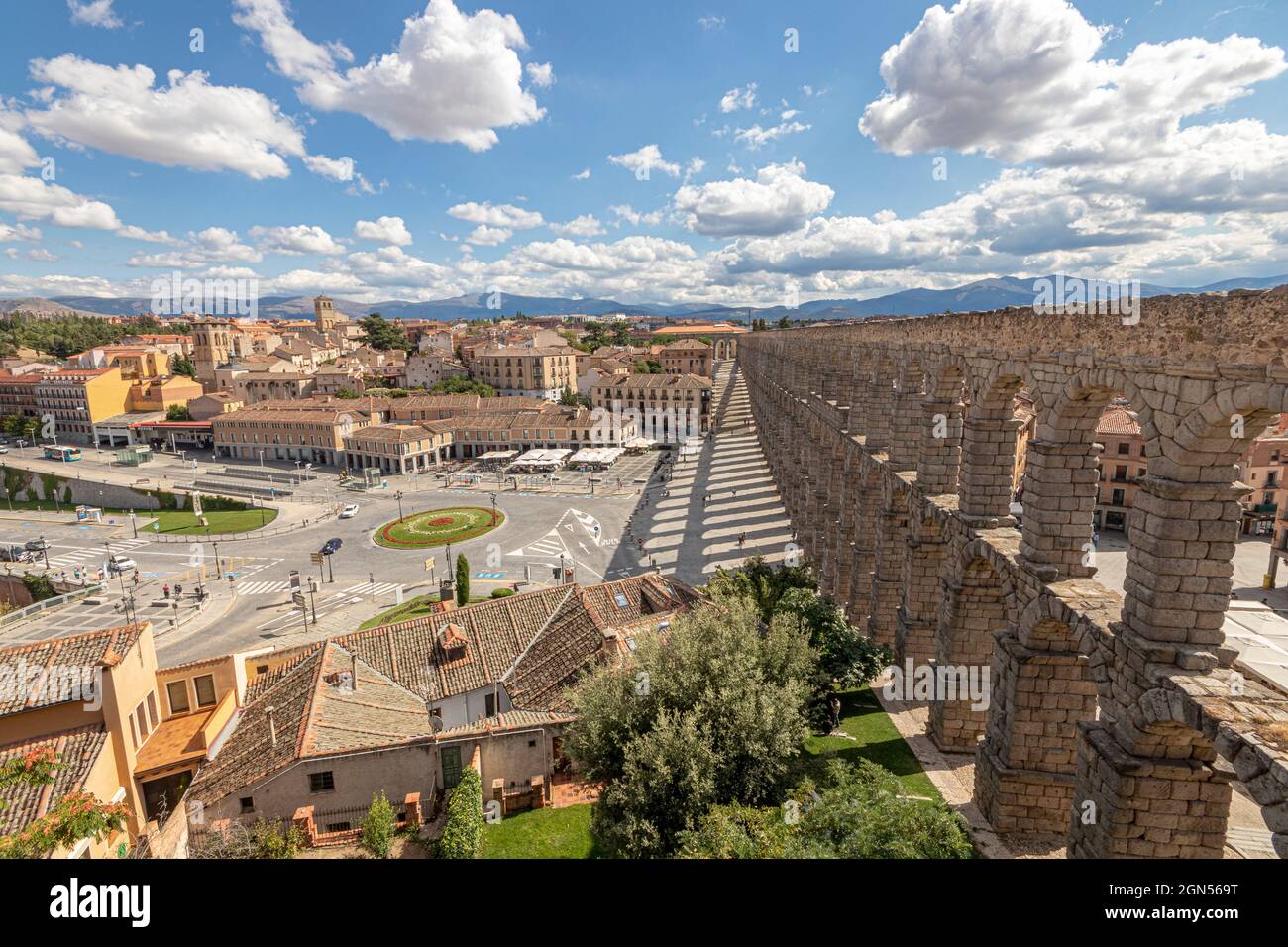 Segovia, Spanien. Blick auf die Altstadt und das Acueducto de Segovia, ein römisches Aquädukt oder eine Wasserbrücke, die im 1. Jahrhundert n. Chr. erbaut wurde Stockfoto
