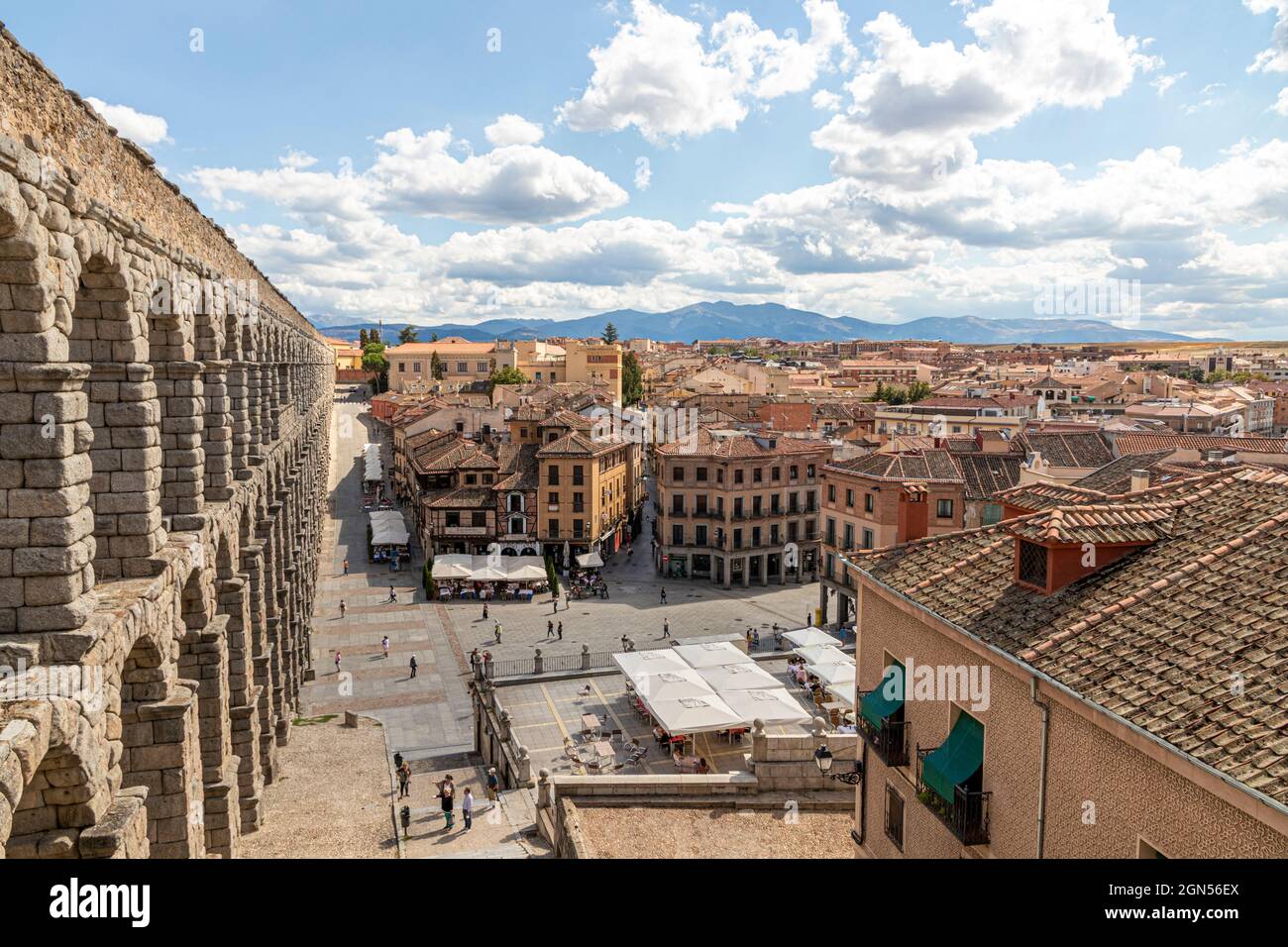 Segovia, Spanien. Blick auf die Altstadt und das Acueducto de Segovia, ein römisches Aquädukt oder eine Wasserbrücke, die im 1. Jahrhundert n. Chr. erbaut wurde Stockfoto