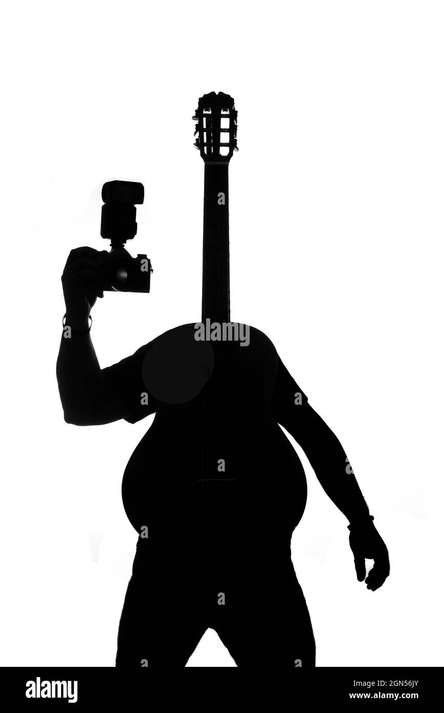 Illustration einer Silhouette eines Mannes mit einem Kopfteil an der Gitarre anstelle seines Kopfes, der eine Kamera hält Stockfoto