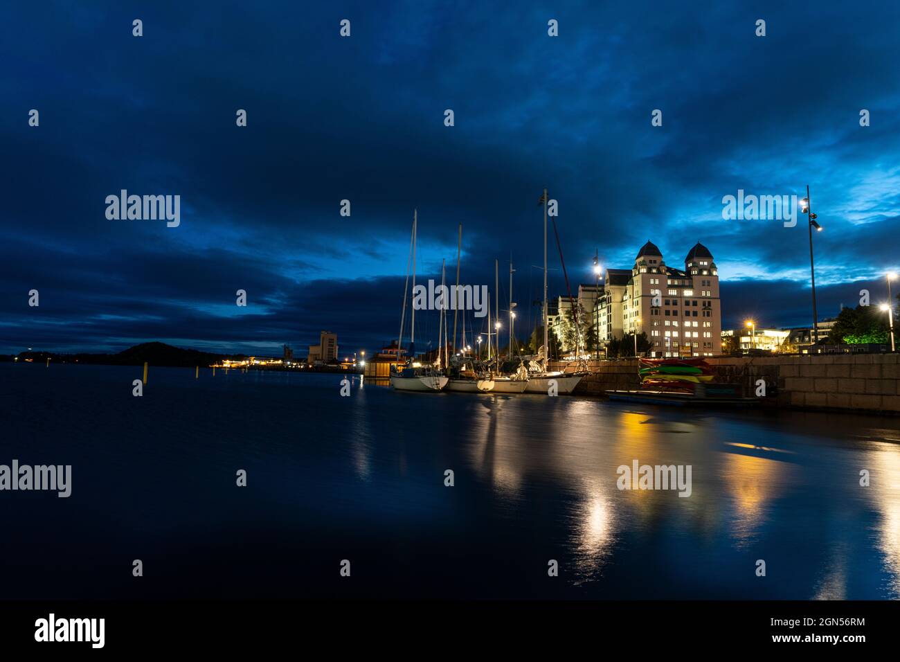 Oslo, Norwegen. September 2021. Nachtansicht der Lichter und Farben im Meer im Stadtzentrum Stockfoto