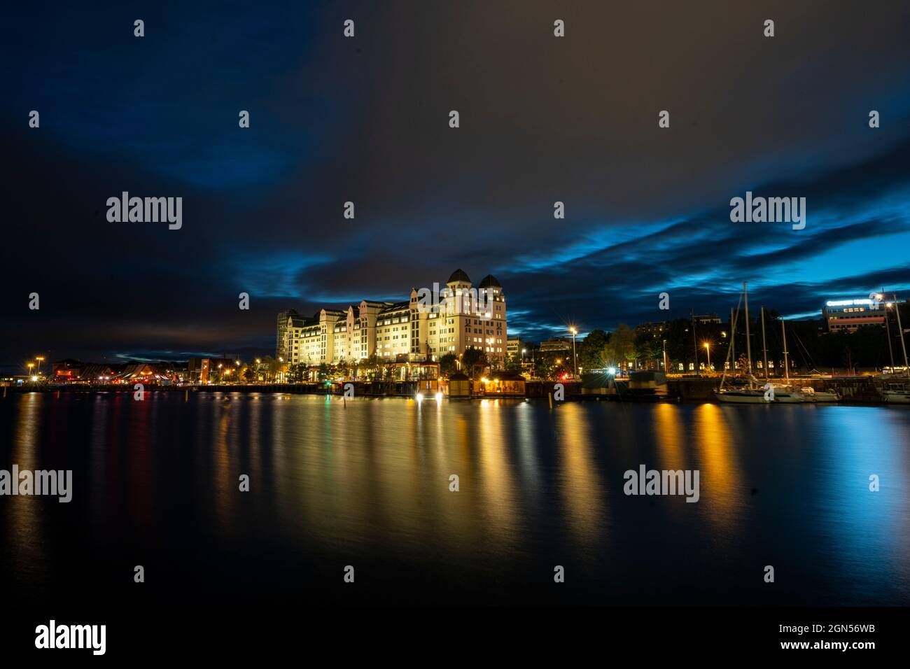 Oslo, Norwegen. September 2021. Nachtansicht der Lichter und Farben im Meer im Stadtzentrum Stockfoto