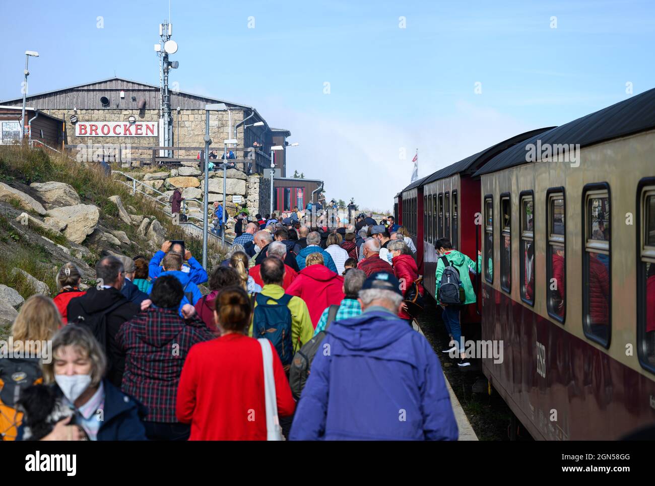 Schierke, Deutschland. September 2021. An der Endhaltestelle laufen Touristen am Brocken entlang, neben einem Zug der Harzer Schmalspurbahn HSB. Quelle: Robert Michael/dpa-Zentralbild/dpa/Alamy Live News Stockfoto