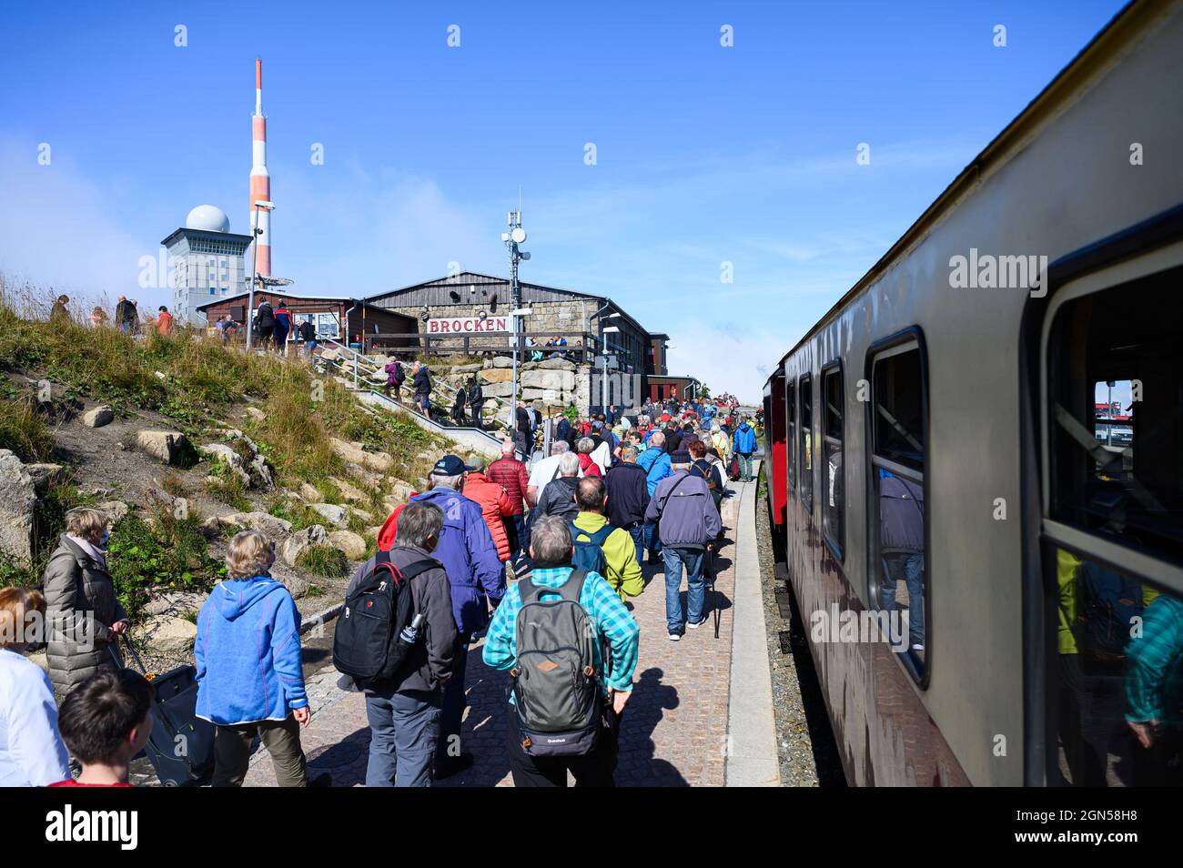 Schierke, Deutschland. September 2021. An der Endhaltestelle laufen Touristen am Brocken entlang, neben einem Zug der Harzer Schmalspurbahn HSB. Quelle: Robert Michael/dpa-Zentralbild/dpa/Alamy Live News Stockfoto