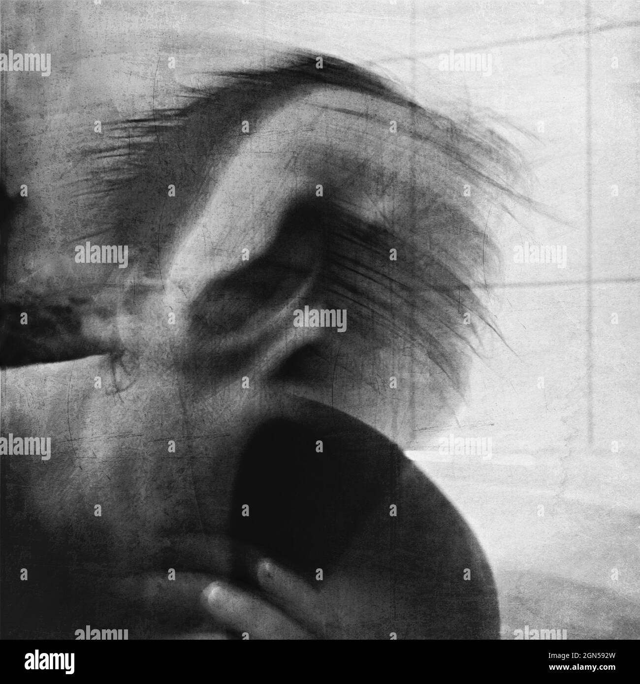 Horrorschrei. Schreiendes Geistergesicht. Gruselige Halloween Maske. Aufnahme mit langer Belichtung. Stockfoto