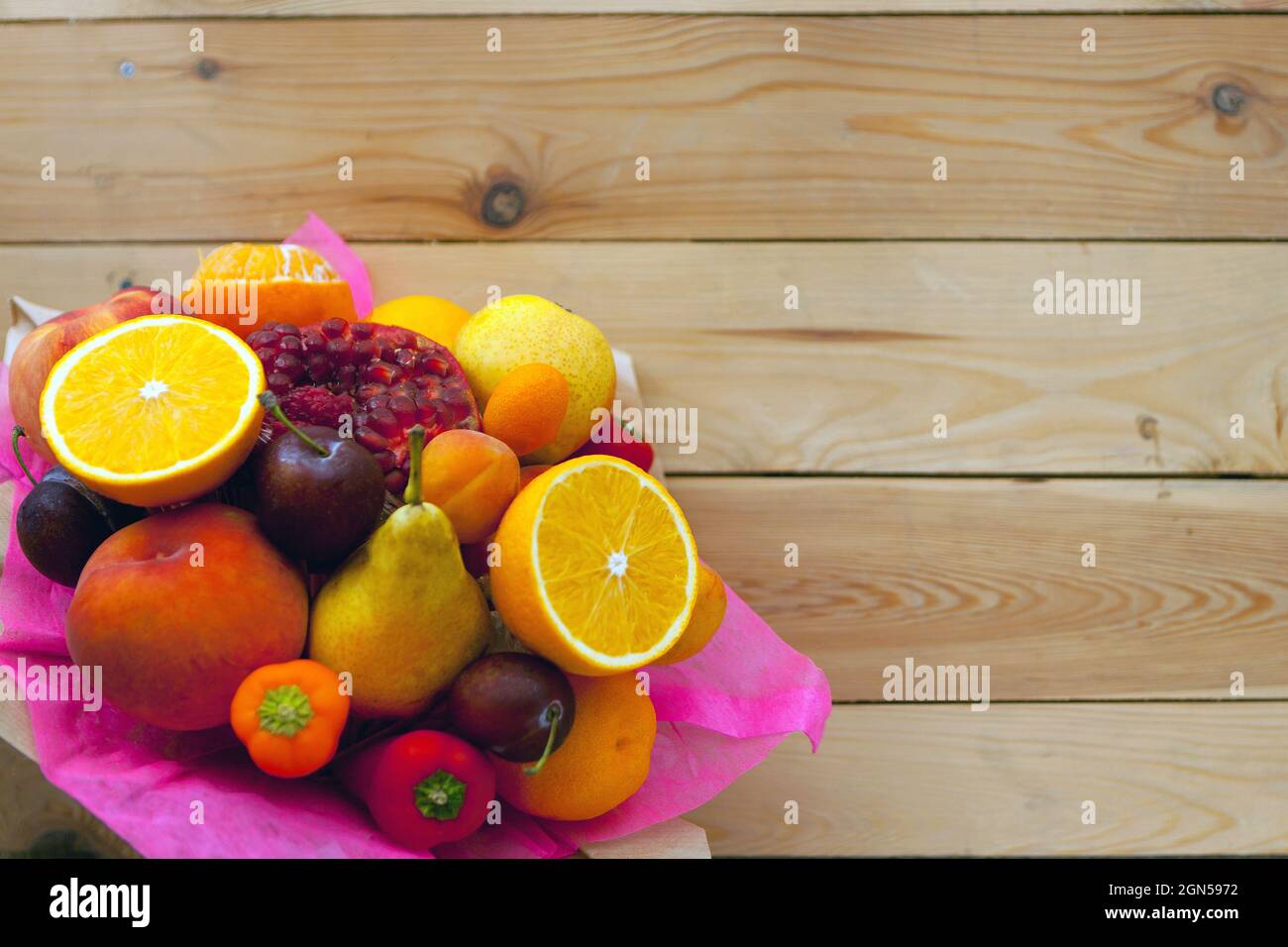 Obst frisches Bouquet auf Holztisch flach Lay-Thanksgiving Tag, gesundes Öko-Essen, selektiver Fokus Stockfoto