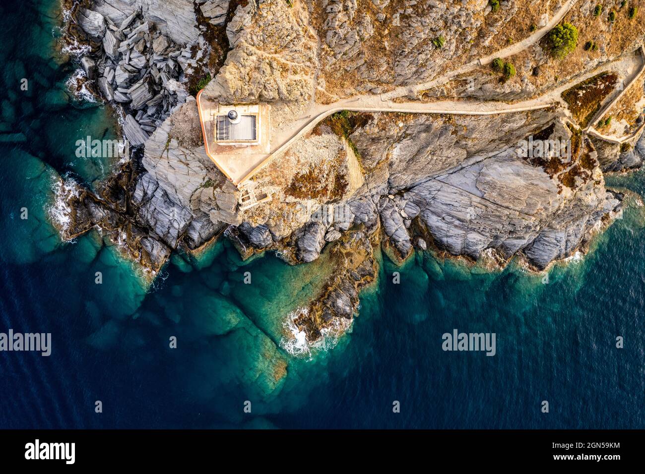 Luftaufnahme von oben mit Drohne des Leuchtturms Far de Cala Nans auf der felsigen Landzunge von Punta de Cala Nans nahe Cadaqués, Costa Brava, Katalonien, Spanien. Co Stockfoto