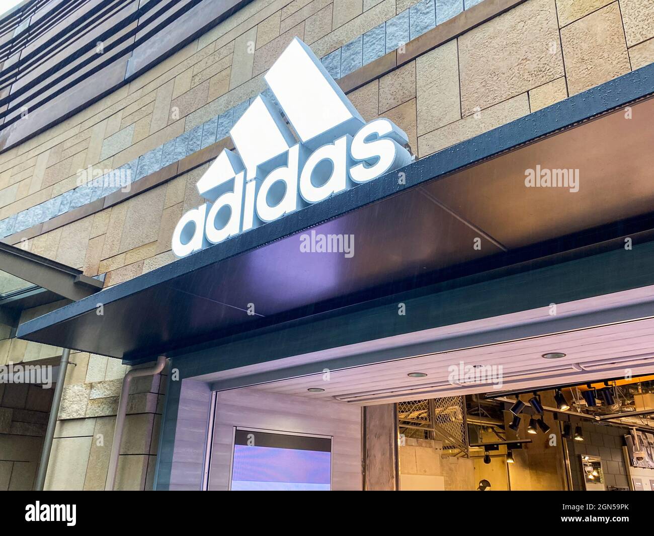 Tokio, Japan - 23. November 2019: Adidas-Ladenschild im Ginza-Viertel in Tokio, Japan. Stockfoto