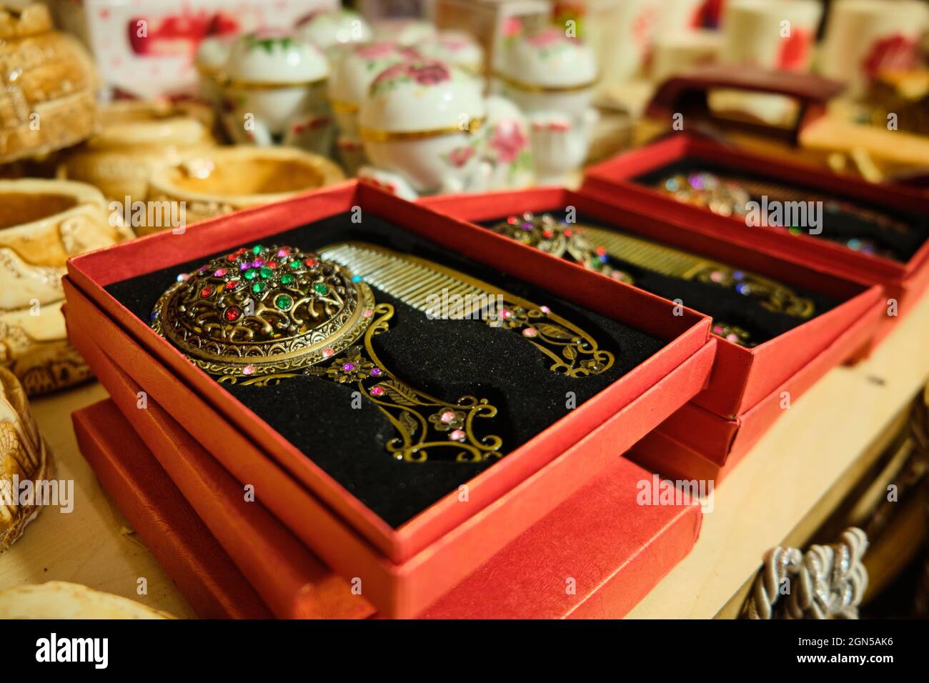 Bunte handgemachte orientalische Souvenirs auf dem Markt Stockfoto