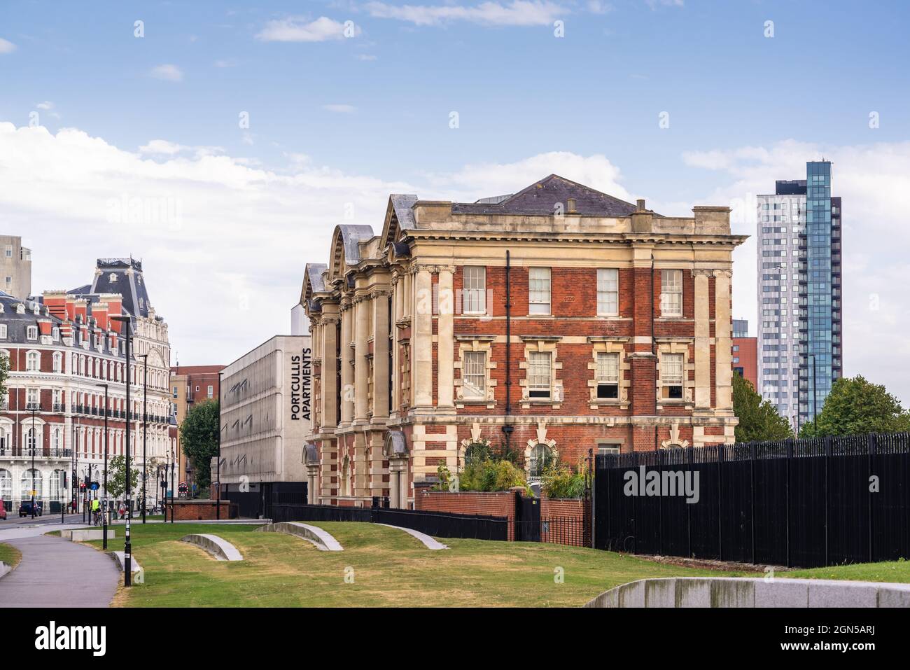 Blick über die Vokes Memorial Gardens auf der Platform Road mit dem South Western House und dem Moresby Tower im Hintergrund, Southampton, Hampshire, England, Großbritannien Stockfoto