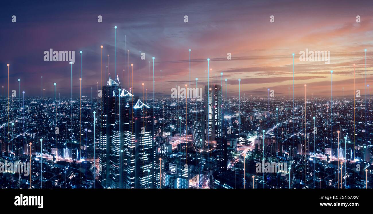 Telekommunikationsverbindungen über Smart City. Futuristisches Stadtbild-Konzept für Internet der Dinge (IoT), Fintech, Blockchain, 5G LTE-Netz, WiFi h Stockfoto