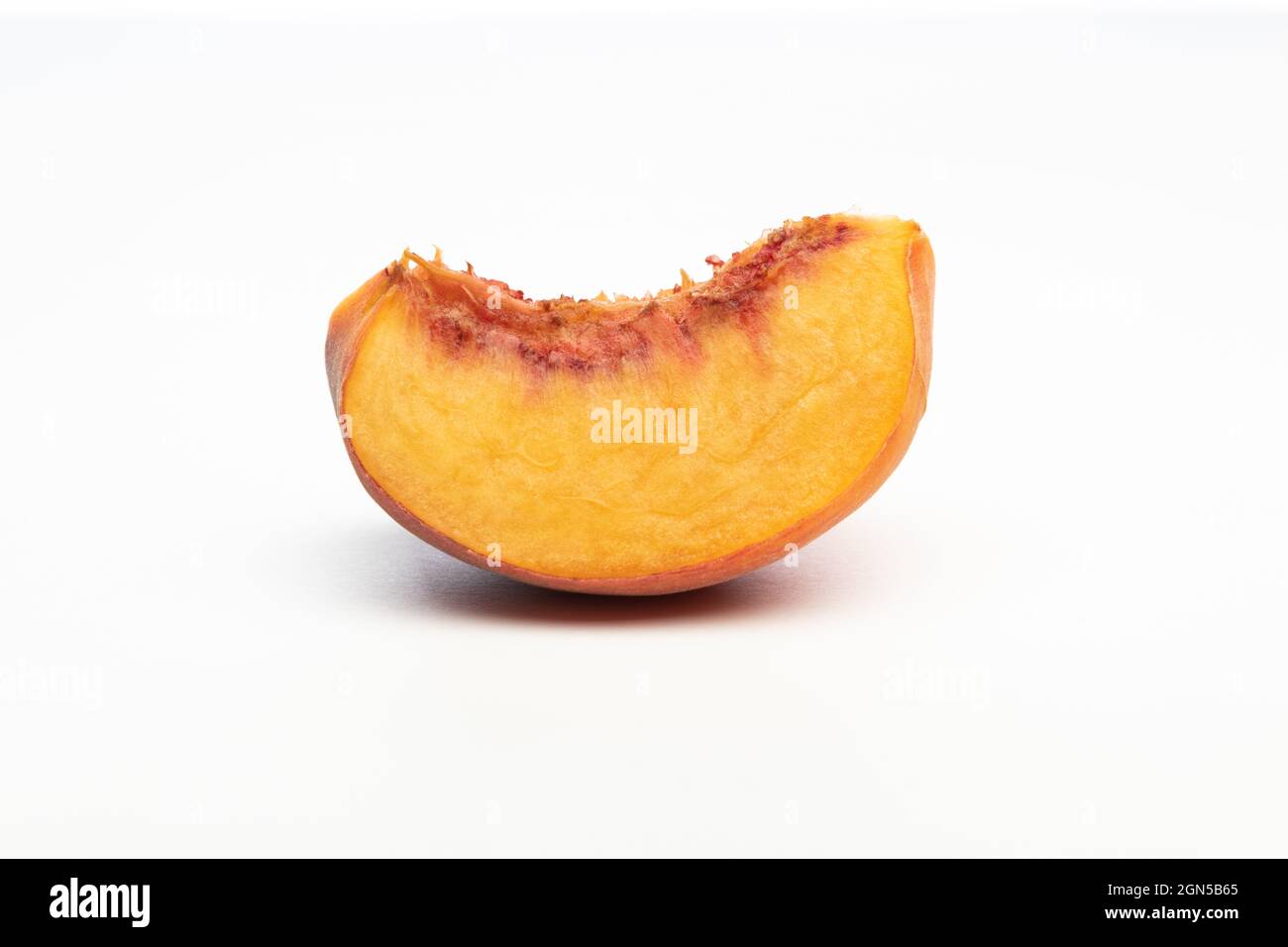 Ein Pfirsichkeil, isoliert auf weißem Hintergrund Stockfoto