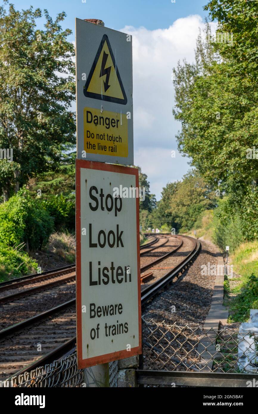 Bahnübergang, Bahnübergang, Bahnfußübergang, Bahnsteig, Bahnübergang, Bahnübergang Warnschilder, Stop Look Listen, Bahnwarnschilder Stockfoto